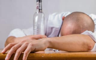 El poder destructivo del alcohol: crimen, enfermedades mentales y hogares destrozados