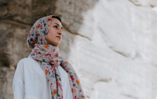 Hijab vistiendo mujer musulmana