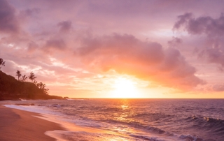 Serena puesta de sol púrpura en una playa.