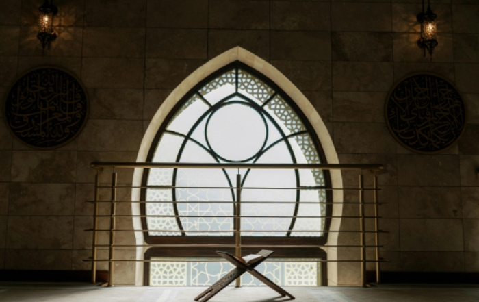 Un Corán frente a una ventana
